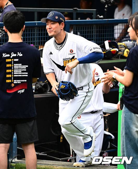 [OSEN=잠실, 지형준 기자] 6일 오후 서울 잠실구장에서 ‘2025 신한 SOL Bank KBO리그’ 두산 베어스와 KT 위즈의 경기가 열렸다.두산은 최승용, KT는 엔마누엘 데 헤이수스를 선발로 내세웠다.두산은 이날 2024시즌을 끝으로 은퇴를 선언한 김재호의 은퇴식을 개최한다. 은퇴식 테마는 ‘베어스 올타임 No.1 유격수 김재호’이다. 김재호는 은퇴선수 특별 엔트리를 통해 1군 엔트리에도 이름을 올렸다.&nbsp;김재호가 그라운드로 나서고 있다. 2025.07.05 /jpnews@osen.co.kr