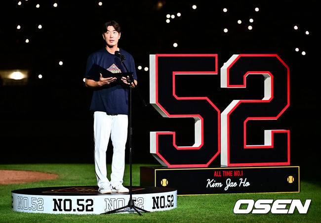 [OSEN=잠실, 지형준 기자] ‘천재 유격수’ 김재호의 은퇴식을 맞아 왕조의 주역들이 깨어났다.&nbsp;프로야구 두산 베어스는 6일 서울 잠실구장에서 열린 2025 신한 SOL뱅크 KBO리그 KT 위즈와의 시즌 12차전에서 8-7&nbsp;역전승을 거뒀다.&nbsp;두산은 2연승을 달리며 주말 3연전을 위닝시리즈로 장식했다. 시즌 34승 3무 48패. 반면 2연패에 빠진 KT는 43승 3무 40패가 됐다.&nbsp;경기를 마치고 2024시즌을 끝으로 은퇴를 선언한 김재호의 은퇴식을 개최했다. 은퇴식 테마는 ‘베어스 올타임 No.1 유격수 김재호’이다. 김재호는 은퇴선수 특별 엔트리를 통해 1군 엔트리에도 이름을 올렸다.&nbsp;김재호가 은퇴사를 하고 있다. 2025.07.05 /