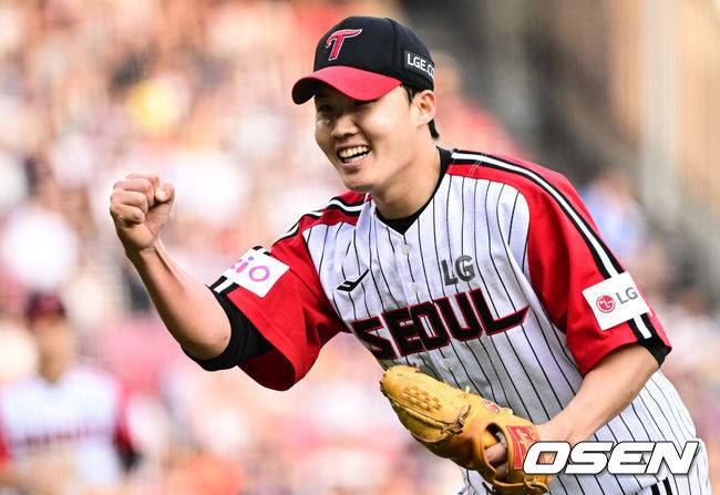 [OSEN=잠실, 조은정 기자]1일 오후 서울 잠실구장에서 ‘2025 신한 SOL Bank KBO리그’ LG 트윈스와 삼성 라이온즈의 경기가 열렸다. 이날 LG는 임찬규, 삼성은 레예스를 선발투수로 내세웠다. 5회초 1사 1루 LG 선발 임찬규가 삼성 강민호에게 병살타를 이끌어내며 이닝을 끝낸 뒤 기뻐하고 있다. 2025.06.01 /cej@osen.co.kr