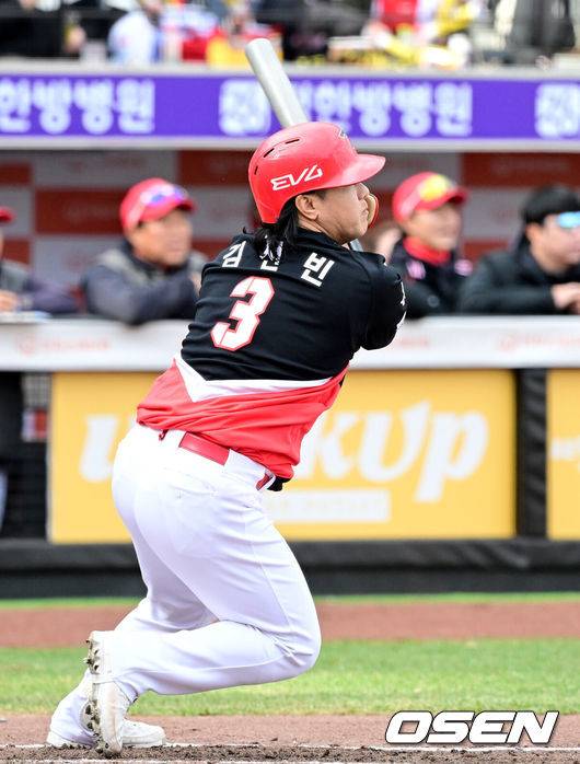 [OSEN=대전, 최규한 기자] 30일 대전한화생명볼파크에서 ‘2025 신한 SOL Bank KBO리그’ 한화 이글스와 KIA 타이거즈의 경기가 열렸다.홈팀 한화는 류현진, 방문팀 KIA는 아담 올러를 선발로 내세웠다.7회초 1사 2루 상황 KIA 김선빈이 역전 1타점 2루타를 날리고 있다. 2025.03.30 / dreamer@osen.co.kr