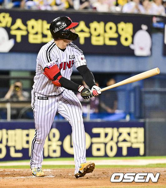 [OSEN=잠실, 박준형 기자] 8일 오후 서울 잠실구장에서 ‘2025 신한 SOL BANK KBO리그’ LG 트윈스와 키움 히어로즈의 경기가 진행됐다.이날 경기에서 LG는 임찬규(8승 3패)를, 키움은 하영민(6승 8패)을 선발투수로 내세웠다.4회말 2사 2,3루 LG 오지환이 희생플라이를 날리고 있다.     2025.07.08 /  soul1014@osen.co.kr