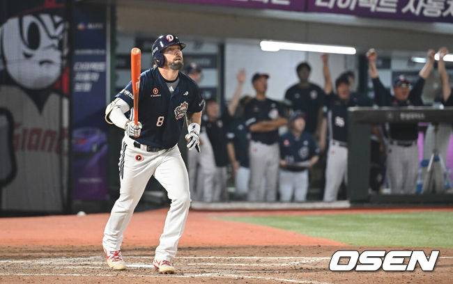 [OSEN=부산, 이석우 기자] 8일 부산 사직야구장에서 2025 신한 SOL 뱅크 KBO 리그 롯데 자이언츠와 두산 베어스의 경기가 열렸다. 홈팀 롯데는 홍민기가, 방문팀 두산은 최민석이 선발 출전했다.두산 베어스 케이브가 8회초 무사 1루 우월 동점 2점 홈런을 치고 있다. 2025.07.08 / foto0307@osen.co.kr