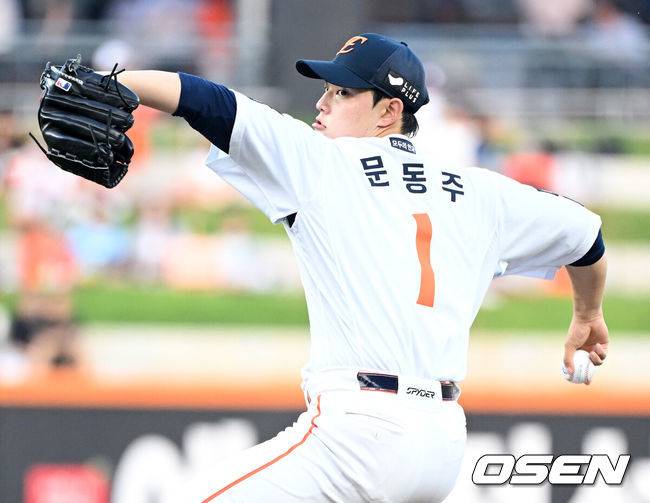 [OSEN=대전, 이대선 기자] 8일 오후 대전 한화생명볼파크에서 2025 신한 SOL Bank KBO리그 한화 이글스와 KIA 타이거즈의 경기가 열렸다.한화는 문동주, KIA는 윤영철을 선발로 내세웠다.1회초 무사에서 한화 선발투수 문동주가 역투하고 있다. 2025.07.08 /sunday@osen.co.kr