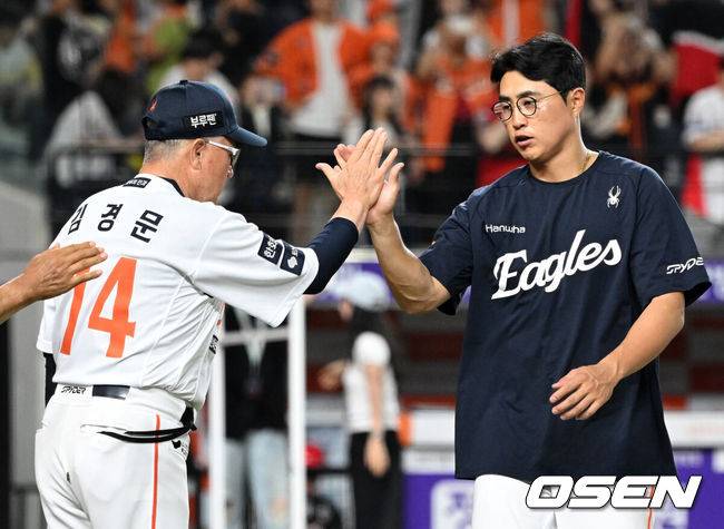 [OSEN=대전, 이대선 기자] 한화는 8일 대전 한화생명볼파크에서 열린 2025 신한 SOL Bank KBO리그 KIA 타이거즈와의 홈경기를 14-8로 승리했다. 14득점은 종전 12득점을 넘어 올 시즌 한화의 한 경기 최다 득점으로 KIA의 추격을 뿌리쳤다. 경기 종료 후 한화 채은성이 김경문 감독과 승리의 기쁨을 나누고 있다. 2025.07.08 /sunday@osen.co.kr