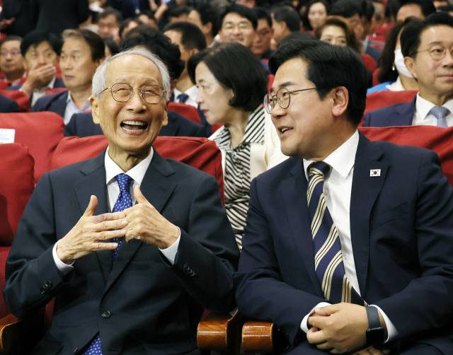 ▲더불어민주당 윤여준, 박찬대 상임총괄선대위원장이 지난달 4일 서울 여의도 국회 의원회관에서 열린 더불어민주당 중앙선거대책위원회 해단식에서 밝은 표정으로 대화하고 있다. ⓒ연합뉴스