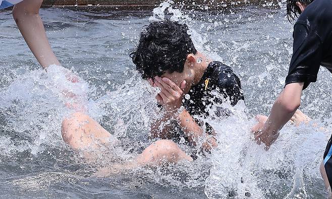 전국 대부분 지역에서 최고 체감온도가 35도 안팎으로 오르며 무더운 날씨가 이어진 8일 서울 영등포구 여의도 물빛광장을 찾은 학생들이 물놀이를 하고 있다. 뉴스1