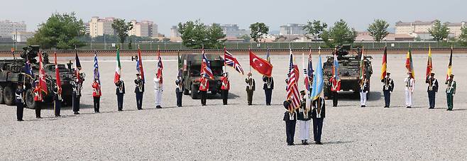 유엔군사령부 창설 75주년을 맞아 8일 경기 평택 주한미군 기지 캠프 험프리스에서 열린 기념식에서 군 의장대가 유엔군사령부를 비롯한 유엔사 회원국 깃발을 들고 서있다. 평택=사진공동취재단