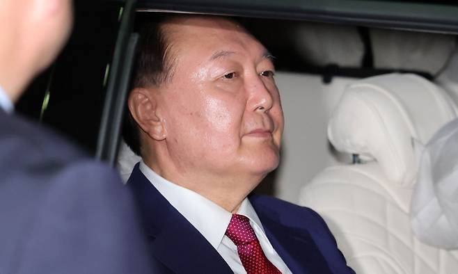 윤석열 전 대통령이 5일 오후 서울 서초구 서울고등검찰청에 마련된 내란특검 사무실에서 2차 대면 조사를 마친 뒤 귀가하고 있다. 뉴시스