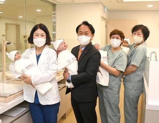 이성헌(왼쪽 두 번째) 서울 서대문구청장이 공공산후조리원 ‘품애가득’에서 신생아 모형을 들고 관계자들과 기념사진을 찍고 있다. 서대문구 제공