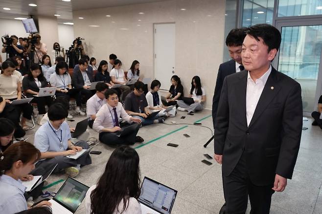 혁신위원장 사퇴한 안철수 의원 - 국민의힘 안철수 의원이 7일 혁신위원장을 사퇴하고 전당대회 출마 의사를 밝히는 기자회견을 가진 뒤 국회 소통관을 나서고 있다.  연합뉴스