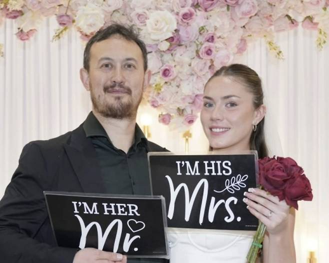 호주 뱀 포획 전문가 마크 펠리(왼쪽)와 아내 레베카. 마크 펠리 인스타그램 캡처