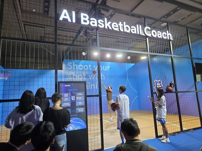 8일 서울 강남구 코엑스 컨벤션 센터에서 개최된 ‘구글 클라우드 데이 서울’의 인공지능(AI) 농구 코치 부스에서 참가자가 농구 슛을 던지고 있다. 참가자가 슛을 하면 AI가 영상을 분석해 자세에 대한 피드백을 해준다. 곽소영 기자
