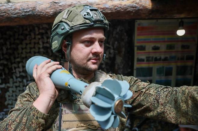 25일(현지시간) 러시아 중부군 제90전차사단 제80전차연대 보병대대 박격포 포대 소속 군인이 군사 훈련장에서 훈련받고 있다. 2025.6.25 도네츠크 TASS 연합뉴스