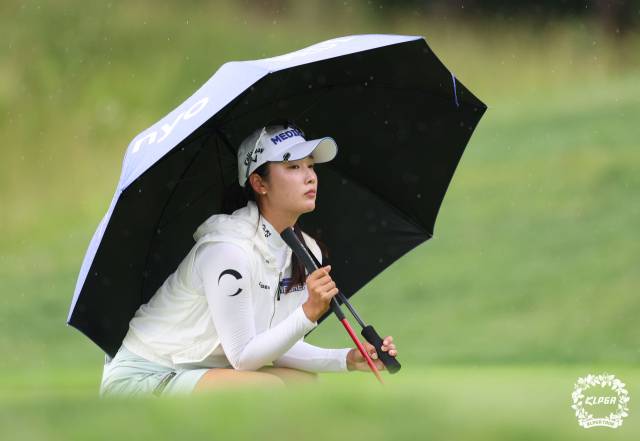그린을 읽고 있는 한진선. 사진 제공=KLPGA