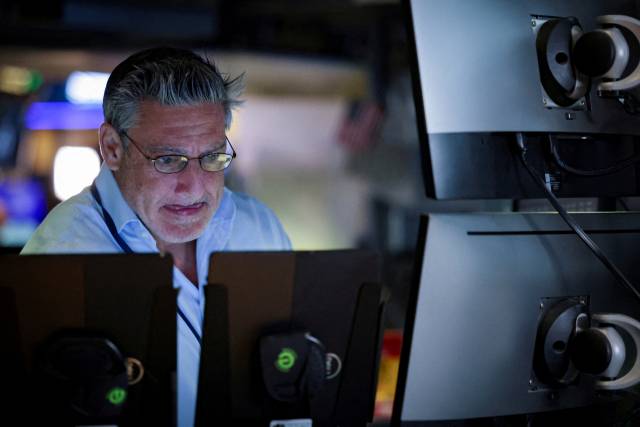 7일(현지 시간) 미국 뉴욕 뉴욕증권거래소에서 한 트레이더가 업무를 보고 있다. 로이터연합뉴스