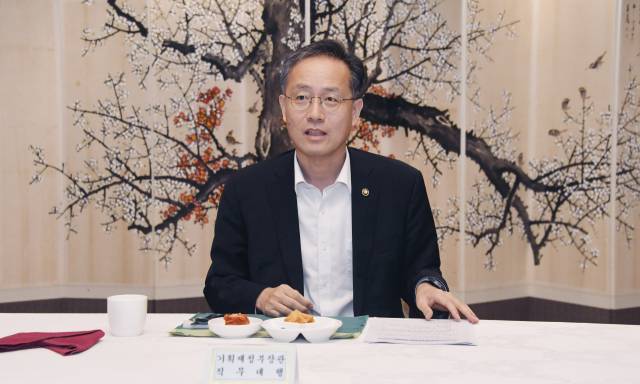 이형일 기획재정부 장관 직무대행 1차관이 4일 서울 종로구 정부서울청사에서 열린 '시장상황점검회의'를 주재하고 있다. 사진 제공=기재부.