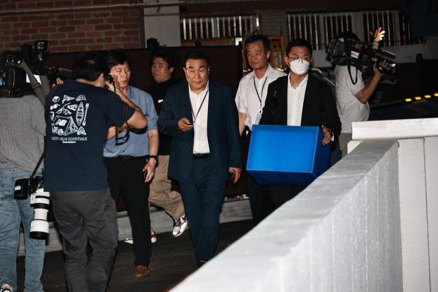 윤석열 전 대통령 배우자 김건희 여사를 둘러싼 각종 의혹을 수사하는 민중기 특별검사팀이 3일 서울 종로구 삼부토건이 입주한 빌딩에서 압수수색을 마친 뒤 압수품을 들고 이동하고 있다. 연합뉴스