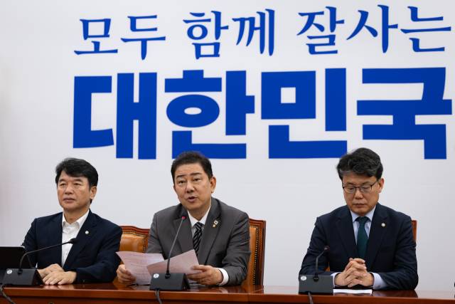 김병기 더불어민주당 당대표 직무대행 겸 원내대표가 8일 서울 여의도 국회에서 열린 원내대책회의에서 모두 발언을 하고 있다. 뉴스1