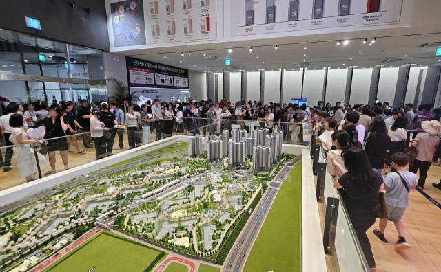 신분평 더웨이시티 제일풍경채 견본주택을 찾은 사람들이 조형물을 둘러보고 있다. 사진 제공=HMG그룹