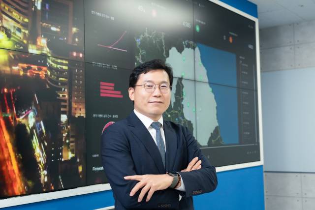 박윤하 스피어AX 대표가 산불연기감지 솔루션 ‘파이어워처’를 배경으로 포즈를 취하고 있다. 사진제공=스피어AX