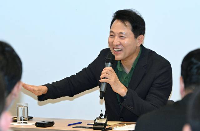 오세훈 서울시장이 이달 5일(현지시간) 밀라노의 한 호텔에서 열린 동행 기자 간담회에서 발언하고 있다. 연합뉴스