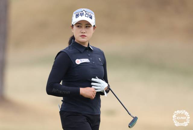 퍼팅을 마치고 이동하고 있는 지한솔. 사진 제공=KLPGA
