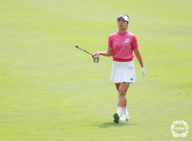 그린으로 향하고 있는 이동은. 사진 제공=KLPGA