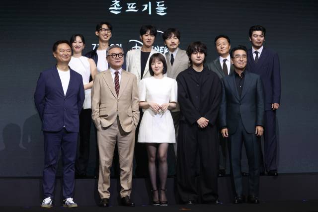 8일 서울 영등포구 콘래드호텔에서 열린 디즈니+ 오리지널 시리즈 '파인: 촌뜨기들' 제작발표회에서 강윤성(앞줄 왼쪽) 감독을 비롯해 배우 김의성, 임수정, 양세종, 류승룡 등이 포즈를 취하고 있다. 연합뉴스