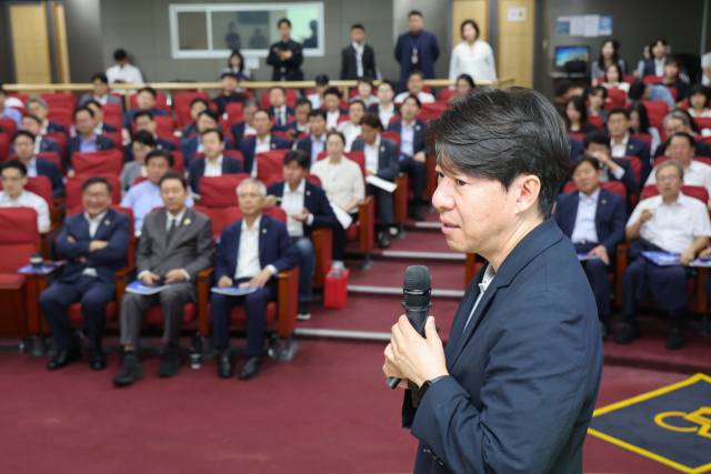 이광수 광수네복덕방 대표가 8일 서울 여의도 국회의원회관에서 ‘코스피 5000시대 실현을 위해 민주당이 할 일’을 주제로 열린 경제는 민주당 연구모임에서 최근 주식시장 호조와 부동산 급등 현상을 진단하는 내용 등 강의를 하고 있다. 뉴스1
