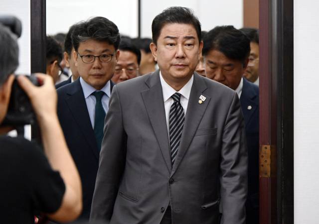 김병기 더불어민주당 대표 직무대행 겸 원내대표가 8일 서울 여의도 국회에서 열린 원내대책회의에서 입장하고 있다. 성형주 기자