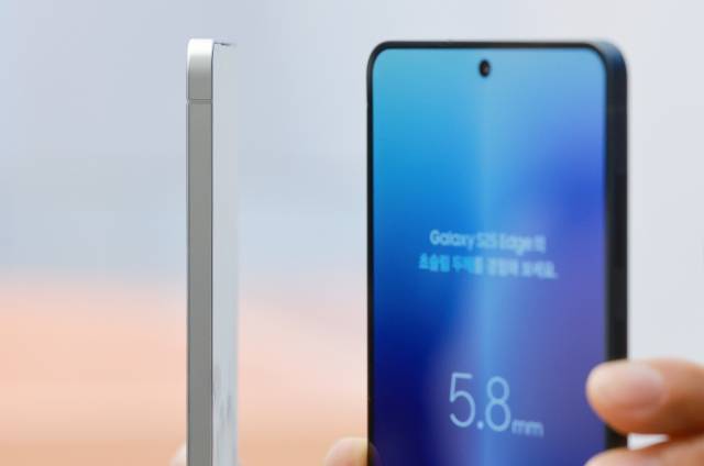 지난 5월 초슬림형 스마트폰인 삼성전자 갤럭시 S25 엣지가 공개되고 있다. 연합뉴스