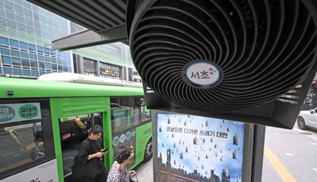 서울 전역에 올여름 첫 폭염경보가 발령된 7일 서울 서초구 교대역 5번출구 마을버스 정류소에 설치된 서큘레이터가 가동되고 있다. 조태형 기자