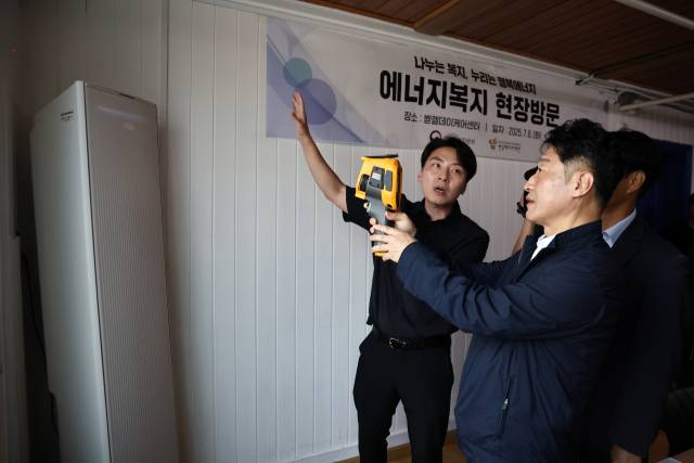 이호현 산업통상자원부 2차관이 8일 저소득층 에너지효율개선사업을 지원 받은 서울 관악구 벧엘데이케어센터를 찾아 현장점검을 하고 있다. 연합뉴스