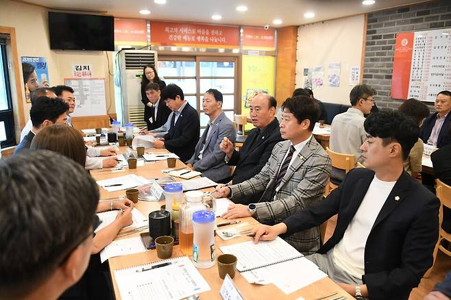 지난 7일, 박형덕 동두천시장(가운데)과 국회의원을 비롯해 도의원, 동두천시의회 의장 및 시의원, 시 관계 공무원 등 지역 주요 인사들이 '2025년 동두천시 의정협의회'를 열고 있다. ⓒ동두천시 제공