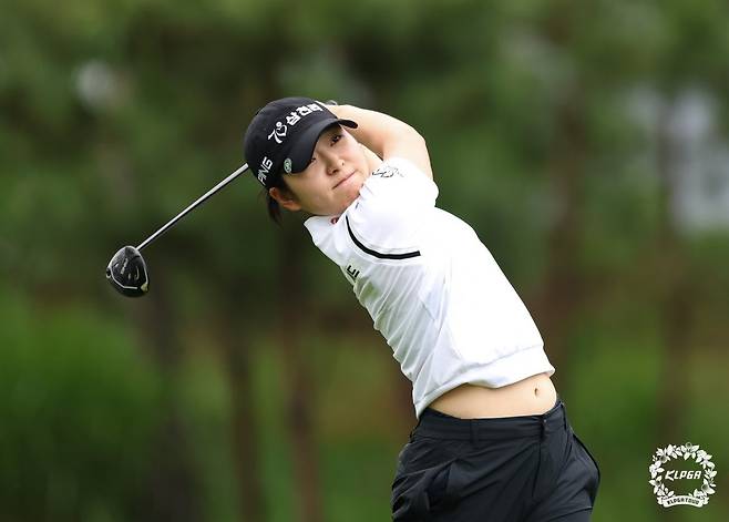 유현조는 올 시즌 우승 트로피를 들어올리지 못했지만 준우승 1회, 3위 2회 등 13개 출전 대회에서 톱10에 9번 이름을 올리는 빼어난 활약을 펼치고 있다. 유일하게 60대 타수를 기록하며 평균타수 부문 1위를 질주하고 있고, 대상 부문에서는 3승을 거둔 이예원에 이어 2위에 올라있다. 사진제공 | KLPGA