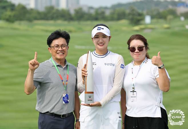 창단 3년을 맞은 두산건설We‘ve 골프단에 첫 챔피언 트로피를 안긴 박혜준(가운데)이 두산건설 골프단 단장을 맡고 있는 오세욱 상무(왼쪽), 골프단 임성아 차장과 함께 우승 기쁨을 나누고 있다. 사진제공 | KLPGA