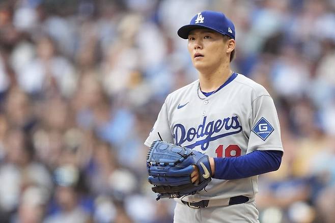 다저스 야마모토는 8일(한국시간) 밀워키전에서 선발등판해 0.2이닝 5실점(3자책점)을 기록했다. 지난해 MLB 데뷔 후 처음으로 1회도 채우지 못했다. 밀워키(미 위스콘신주)｜AP뉴시스