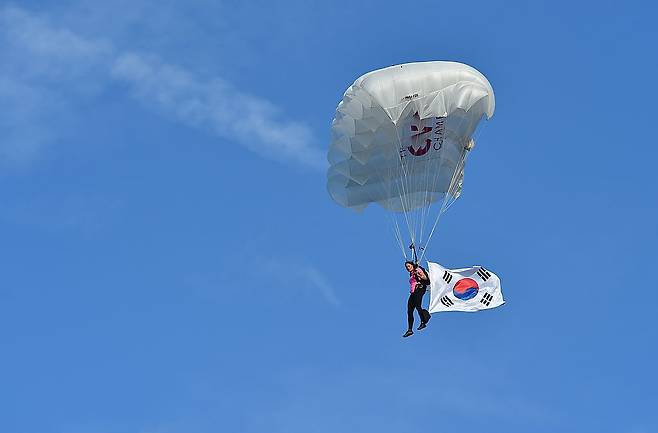 2014년 에비앙 챔피언십에서 우승한 김효주를 축하하기 위해 패러글라이더가 태극기를 펄럭이며 하강하고 있다. 올해도 한국선수가 우승해 태극기 세리머니를 펼치길 팬들은 기대하고 있다. ｜게티이미지