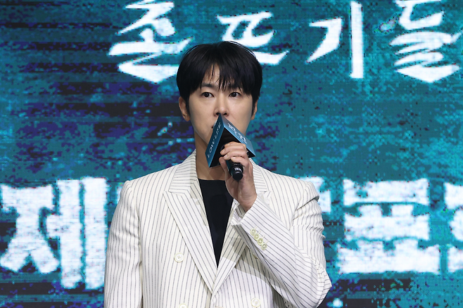 배우 정윤호가 8일 서울 영등포구 콘래드호텔에서 열린 디즈니+ 오리지널 시리즈 ‘파인: 촌뜨기들’ 제작발표회에서 포즈를 취하고 있다. 사진 연합뉴스