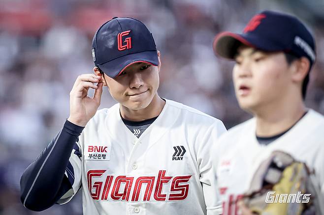 8일 사직 두산전에서 선발 등판한 롯데 홍민기. 롯데 자이언츠 제공