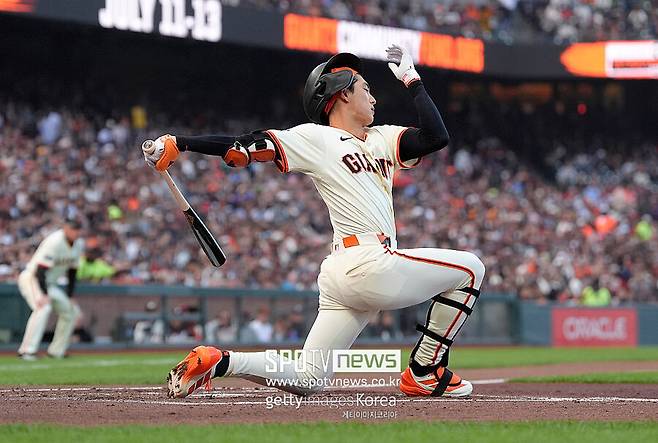 ▲ 8일(한국시간) 필라델피아와 경기에서 헛스윙하는 이정후.