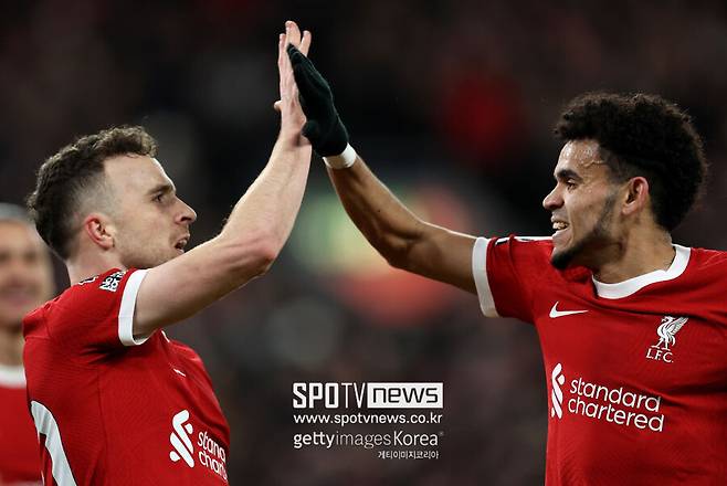 ▲ 조타는 2023-24시즌 노팅엄 포레스트전에서 득점 후 경기에 불참한 디아스의 유니폼을 높게 들어올렸다. 디아스를 향한 응원의 메시지였다. 이후 디아스의 아버지는 무사히 풀려났고, 축구 팬들은 조타를 향해 엄지를 치켜세웠다.