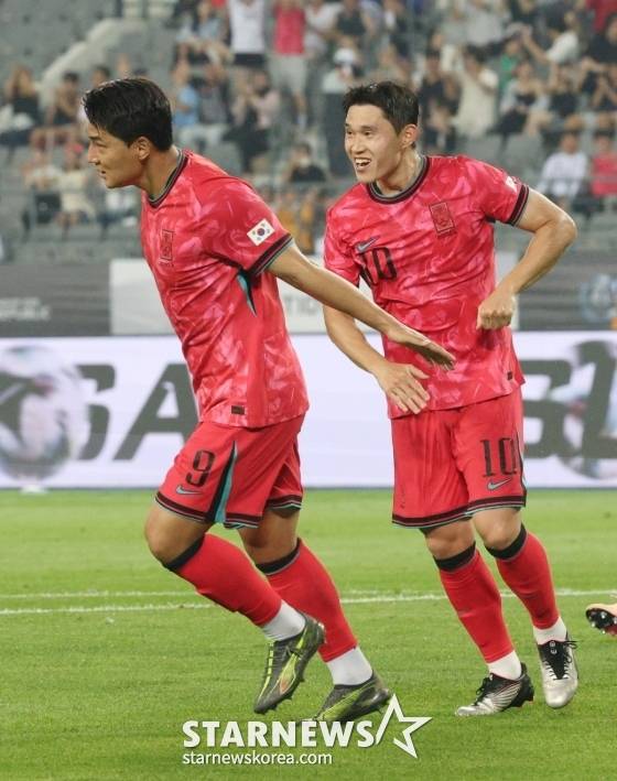 주민규(왼쪽)가 7일 용인미르스타디움에서 열린 2025 동아시아축구연맹(EAFF) E-1 챔피언십(동아시안컵) 1차전 전반전 추가골을 넣고 세리머니하고 있다. 함께 기뻐하는 이동경. /사진=김진경 대기자