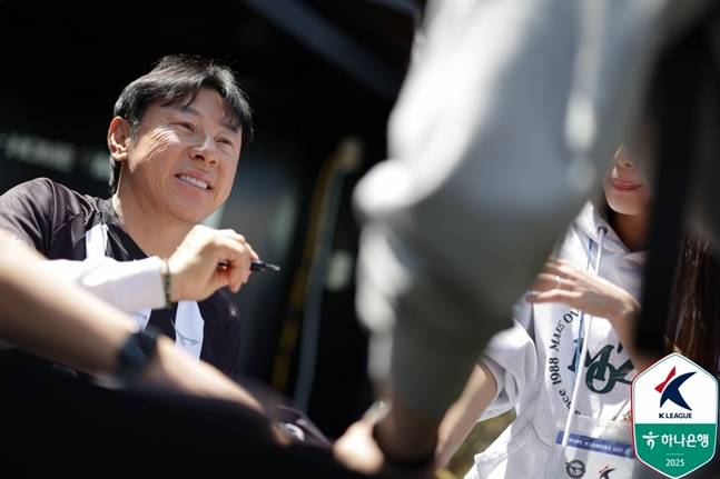 지난 5월 성남FC 팬들을 대상으로 사인회를 개최한 신태용 전 감독. /사진=한국프로축구연맹