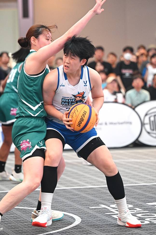 이예나(오른쪽)가 지난해 열린 3x3 트리플잼에서 포스트업을 시도하고 있다. /사진=WKBL 제공
