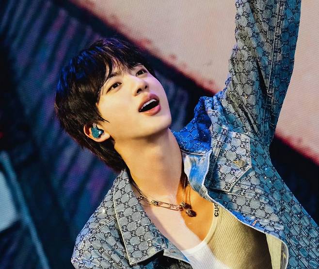 방탄소년단 진, 도포자락 휘날리며 열광 속 열도 라이브.."조명 보다 빛나" 日연예인들 찬사