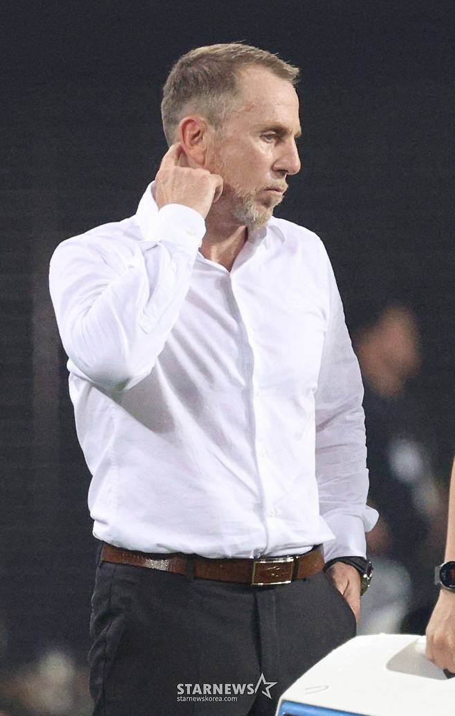 2025 동아시아축구연맹(EAFF) E-1 풋볼 챔피언십(동아시안컵) 한국-중국전이 7일 경기도  용인미르스타디움에서 열렸다.  중국 데얀 주르예비치 감독이 경기가 뜻대로 풀리지 않자 곤혹스러운 표정을 짓고 있다. /사진=김진경 대기자