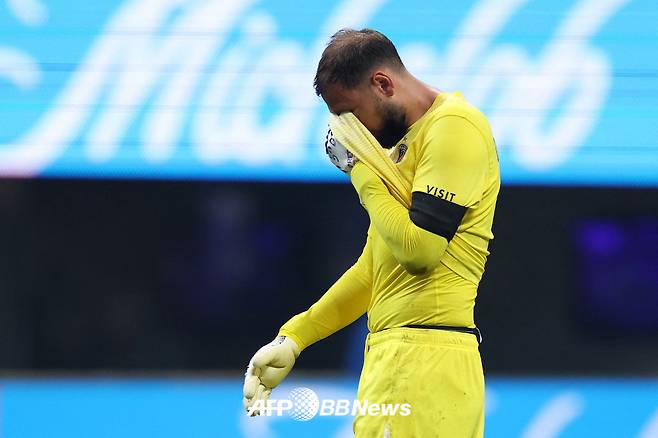 파리 생제르맹(PSG) 골키퍼 잔루이지 돈나룸마가 6일(한국시간) 미국 조지아주 애틀랜타의 메르세데스 벤츠 스타디움에서 열린 2025 국제축구연맹(FIFA) 클럽 월드컵 8강 바이에른 뮌헨전에서 자말 무시알라와 충돌해 큰 부상을 입힌 뒤 눈물을 흘리고 있다. /AFPBBNews=뉴스1