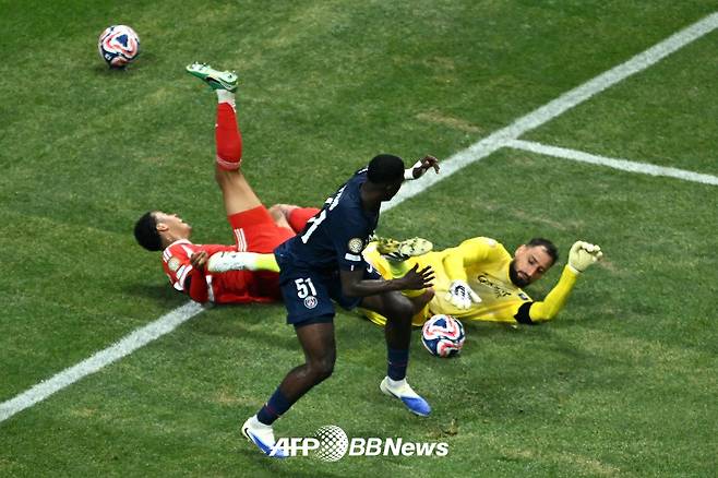 6일(한국시간) 미국 조지아주 애틀랜타의 메르세데스 벤츠 스타디움에서 열린 2025 국제축구연맹(FIFA) 클럽 월드컵 8강 파리 생제르맹과 바이에른 뮌헨전에서 전반 추가시간 자말 무시알라(왼쪽)와 잔루이지 돈나룸마(오른쪽)가 충돌한 직후 모습. /AFPBBNews=뉴스1