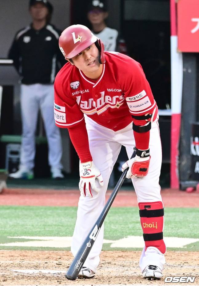 최정이 범타로 물러난 뒤 아쉬워하고 있다.